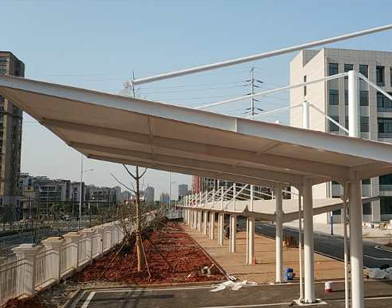 蕪湖市技師學(xué)院追加公交車雨棚交付使用