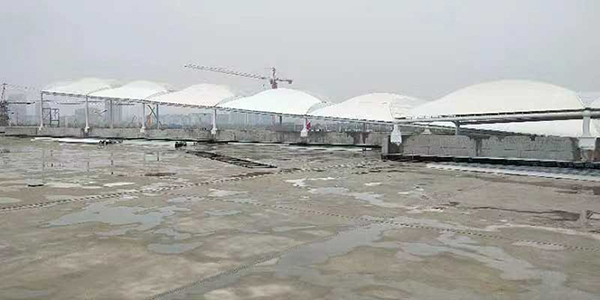 祝賀馬鞍山市新客運(yùn)站新型膜結(jié)構(gòu)雨棚竣工，本工程采用優(yōu)質(zhì)PTFE和進(jìn)口ETFE膜材，實(shí)現(xiàn)了二者完美結(jié)合，成為客運(yùn)站亮麗的風(fēng)景，也成為周邊省市客運(yùn)站暫時(shí)絕無(wú)僅有一道風(fēng)景