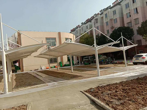 祝賀溧水秦淮花苑等四個新建小區(qū)充電樁電瓶車棚竣工，后續(xù)追加車棚正在備料中