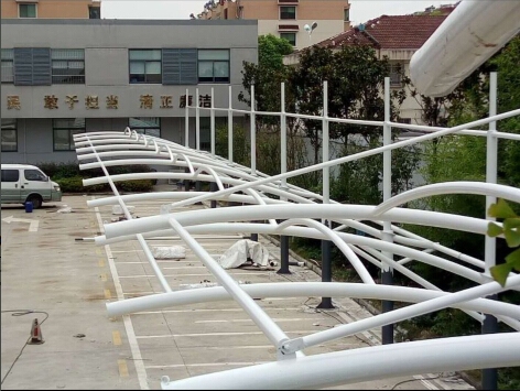 天長市公安局膜結構車棚正在施工中